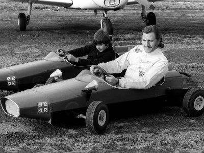 Pai e filho: Graham Hill e o filho Damon Hill com minicarros em um aeroporto inglês. Foto: Divulgação