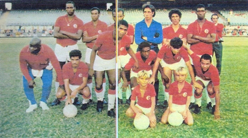 América do Rio no Maracanã na década de 1970, com Badeco, Djair, Aldeci, Alberto, Zé Carlos e Tião em pé e Antônio Carlos, Tarciso, Sérgio Lima, Edu e Sarão agachados. Foto enviada ao site pelo querido Walter Peres 