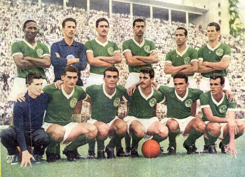 Foto do dia 10 de janeiro de 1960, quando o Palmeiras decidiu o Supercampeonato paulista de 1959 com o Santos, de Pelé, do goleiro Laércio e companhia. O Rei fez para o Santos. Mas Julinho Botelho e Romeiro, de falta, marcaram os gols da virada palmeirense e do título da competição. O Palmeiras era dirigido por Oswaldo Brandão. Acima, os 11 titulares alviverdes (mais o roupeiro Romeu) daquele dia. Em pé: Djalma Santos, Valdir Joaquim de Moraes, Valdemar Carabina, Aldemar, Zequinha e Geraldo Scotto. Agachados: roupeiro Romeu, Julinho Botelho, Nardo, Américo Murolo, Chinesinho e Romeiro. Era um timaço!