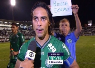 A Macaca também questiona a arbitragem e reclama de 2 pênaltis não marcados

