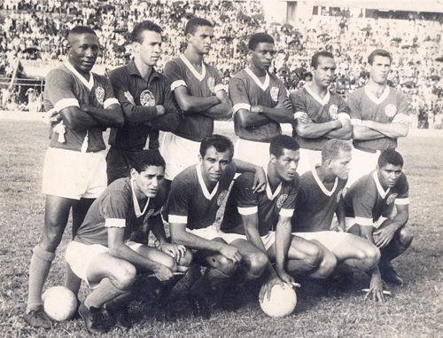 E aqui está Ademir da Guia em sua posição normal, em 1963. Em pé vemos Djalma Santos, Valdir, Tarciso, Djalma Dias, Zequinha e Geraldo Scotto; agachados vemos Gildo, Vavá, Servílio, Ademir da Guia e Bececê, que chutava forte como um coice de mula