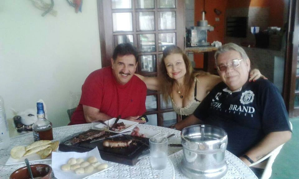 Em março de 2015. Ratinho ao lado do casal Valéria do Amaral e João Leite Neto. Foto: arquivo pessoal de João Leite Neto