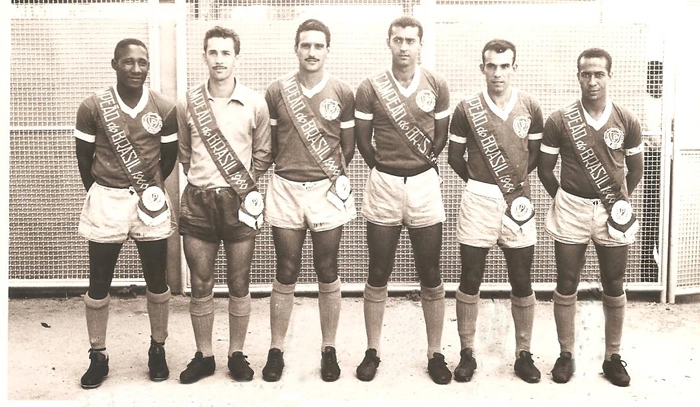 Pose dos campeões da Taça Brasil de 1960, um dos títulos unificados pela CBF em dezembro de 2010. Da esquerda para a direita: Djalma Santos, Valdir Joaquim de Moraes, Valdemar Carabina, Aldemar, Jorge e Zequinha. Foto: arquivo de Valdir Joaquim de Moraes