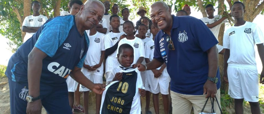 Novembro de 2018: os ídolos eternos Edu e Lima foram enviados pelo Santos Futebol Clube para uma missão mais do que especial: encontrar o jovem João Chico, de apenas 6 anos, na comunidade Nhahminjale, onde mora em Moçambique. João ficou famoso ao ser descoberto e clicado pela embaixadora da ONG Missão África, Rafaella Kalimann, segurando uma bola de retalhos enquanto trajava um manto do Peixe