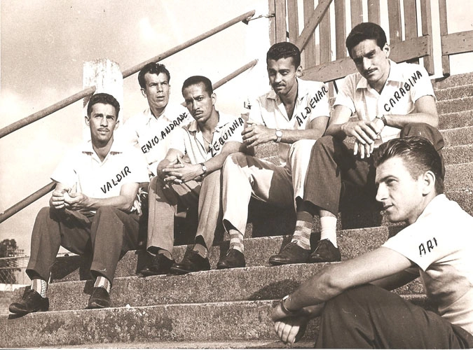 Craques do Palmeiras depois de um treino. Da esquerda para a direita: Valdir Joaquim de Moraes, Ênio Andrade, Zequinha, Aldemar, Valdemar Carabina e Ariovaldo, o Ari. Foto: arquivo de Valdir Joaquim de Moraes