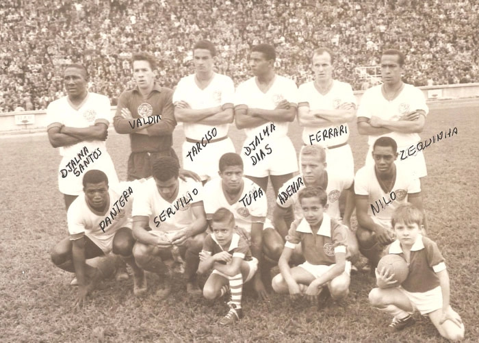 O Palmeiras e sua linda camisa branca no Palestra Itália lotado. Em pé, da esquerda para a direita: Djalma Santos, Valdir Joaquim de Moraes, Tarciso, Djalma Dias, Ferrari e Zequinha. Agachados: Ademar Pantera, Servílio, Tupãzinho, Ademir da Guia e Nilo. Foto: arquivo de Valdir Joaquim de Moraes