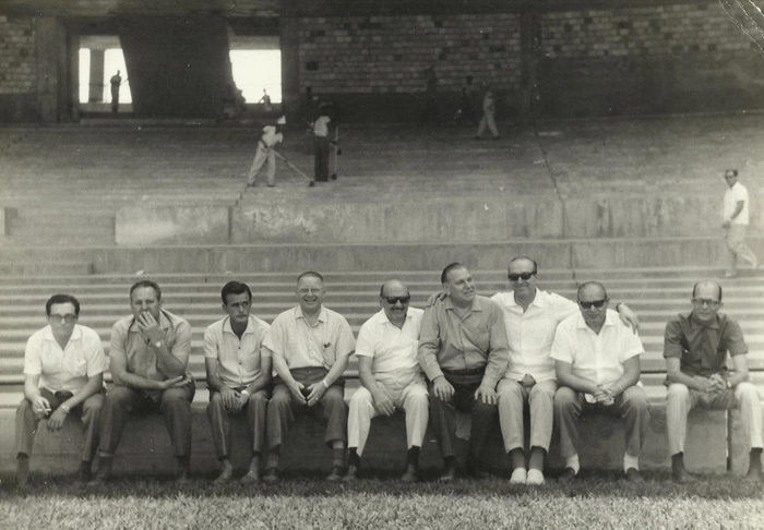 Jordão Bruno Saccomani, quinto da esquerda para a direita, então presidente do Palmeiras, em visita ao Estádio Cícero Pompeu de Toledo, o Morumbi, em fase de construção. Foto: arquivo pessoal de Gustavo Saccomani