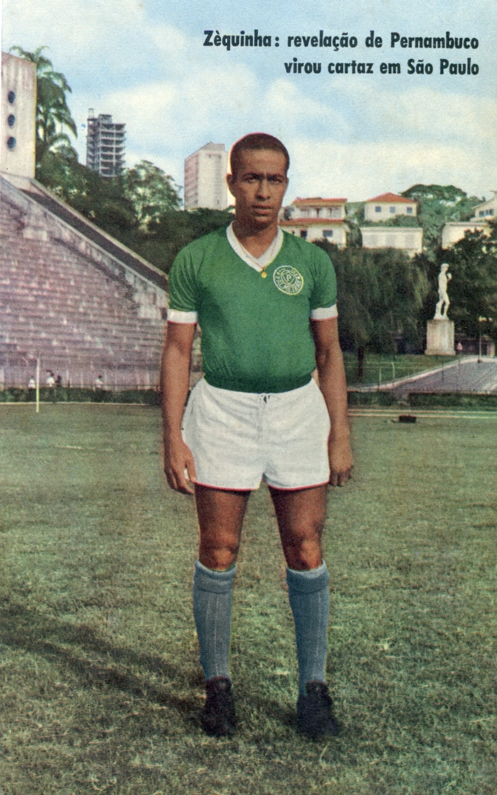 Atrás de Zequinha, aparece uma réplica da estátua de Davi, que deixou o estádio do Pacaembu e atualmente está no Parque do Ceret, na zona leste da cidade de São Paulo. Foto: Revista do Esporte