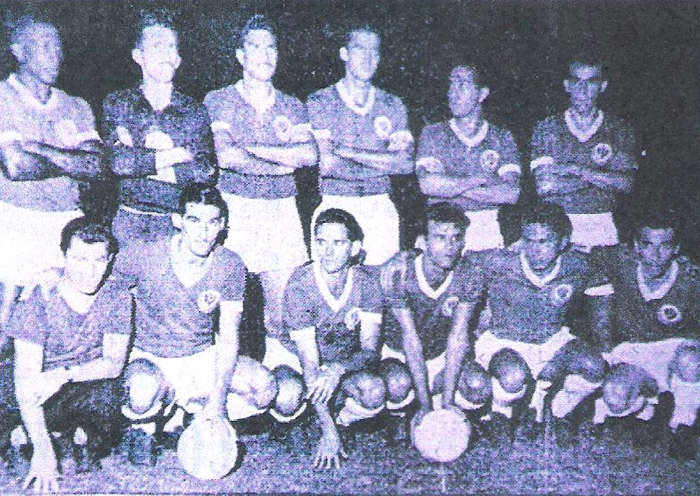 Em pé, da esquerda para a direita, Djalma Santos, Valdir, Valdemar Carabina, Aldemar, Zequinha e Jorge. Agachados, da esquerda para a direita, Julinho, Humberto Tozzi, Romeiro, Chinesinho e Cruz. Foto: Reprodução