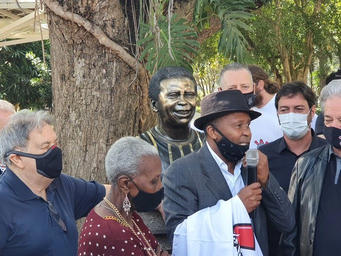 Em 1º de junho de 2021, Wladimir fala após a inauguração de seu busto de bronze no Parque São Jorge. À direita, na foto: Duílio Monteiro Alves (então presidente do Corinthians) e seu pai Adilson Monteiro Alves, ex-diretor de futebol do clube. Foto: José Manoel Idalgo/Divulgação/Corinthians