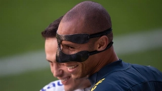 Miranda participou de treino com máscara especial para proteger nariz fraturado