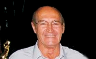 Ele atuou pelo Santos, Palmeiras e na marcante Ferrovi&aacute;ria dos anos 60