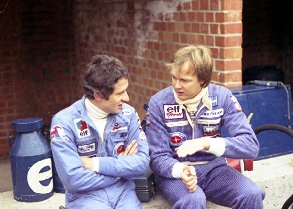 Em 1977, companheiros de equipe na Tyrrell, o francês Patrick Depailler conversa com o sueco Ronnie Peterson. Foto: Divulgação