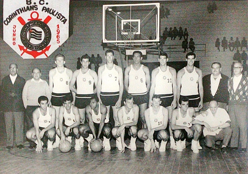 Em  junho de1965, pelo Corinthians. Pedro Yves é o primeiro agachado, da esquerda para a direita. O terceiro é Rosa Branca e depois está Wlamir Marques. Foto enviada por Ana Flavia Simão, filha de Yves