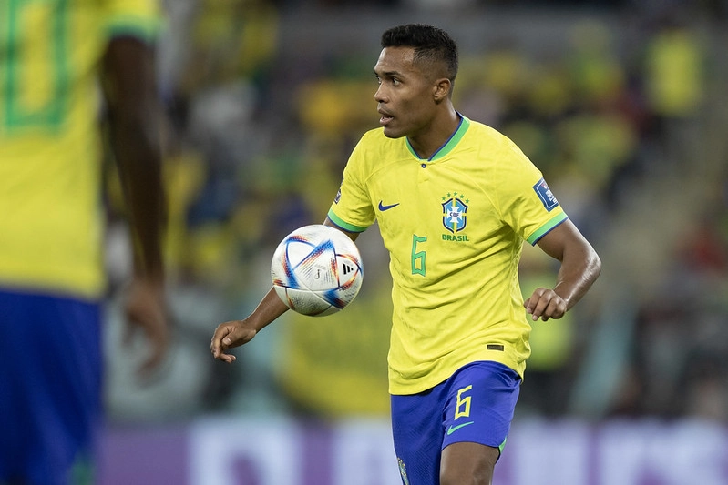 Com Lesão No Quadril, Alex Sandro Vira Mais Um Desfalque No Brasil ...