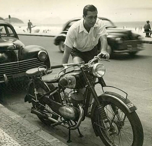 Em meados da década de 40, em Copacabana (RJ), pronto para sair com sua moto. Foto: Divulgação