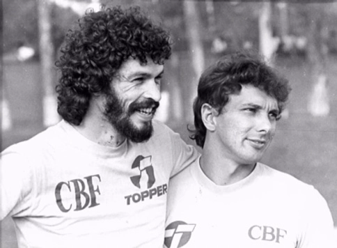 Éder Aleixo e Sócrates com a camisa da Seleção Brasileira. Foto: reprodução
