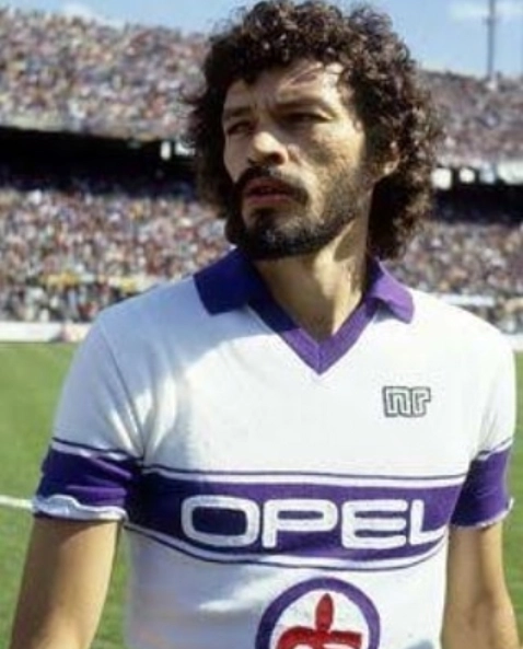 Pela Fiorentina, clube que defendeu entre 1984 e 1985. Foto: Reprodução