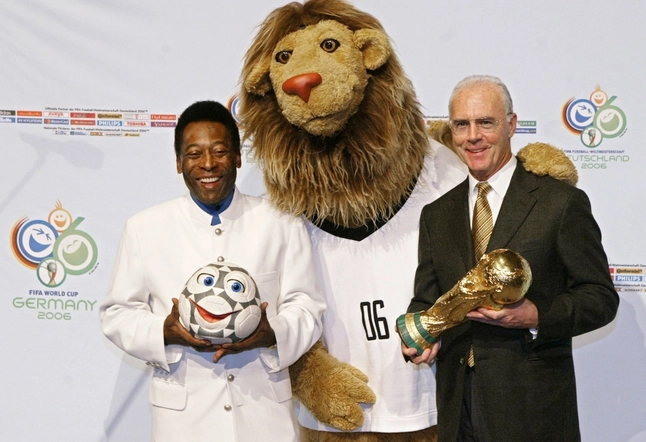 Pelé e Beckhenbauer revelando o mascote da Copa da Alemanha-2006, o leão Goleo. Foto: UOL