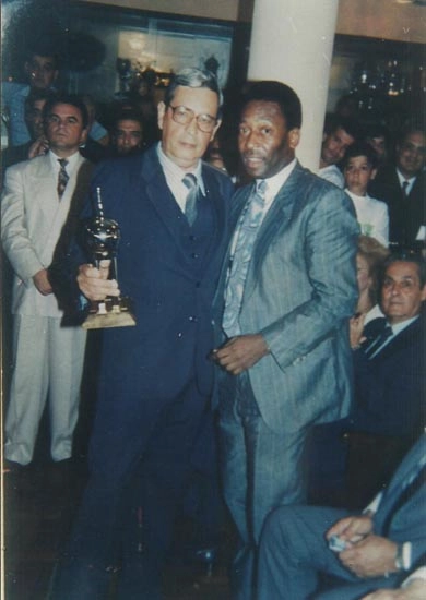 Carlos Argenti Pereira ao lado de Pelé, em Santos. Foto enviada por Carlos Argenti Pereira