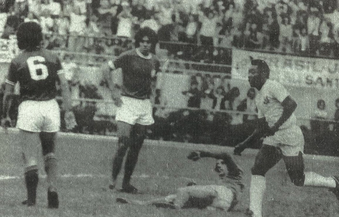 Pelé vai comemorar seu gol contra o Palmeiras, no Pacaembu, no início dos anos 70. Desolados, o camisa 6 João Carlos, o zagueiro Polaco e o goleiro Sérgio Bergantin. Foto: arquivo pessoal de Polaco