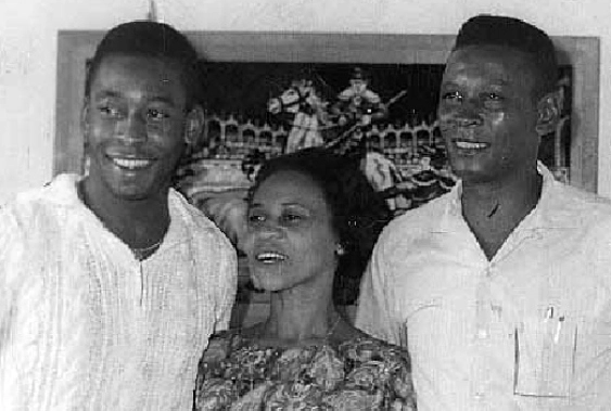 Pelé com Dona Celeste e Dondinho. Foto: Reprodução/UOL