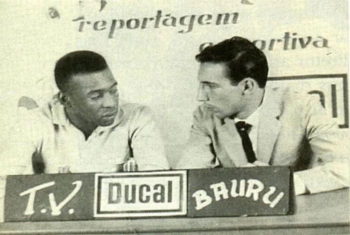 Pelé, entrevistado na TV Bauru, ao lado de Sylvio Simonetti, o Syca, no programa patrocinado pela Ducal. Foto: 94FM Bauru