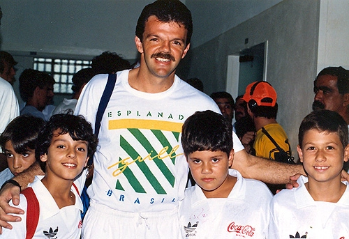 O ex-goleiro Gilmar sempre tratou com carinho a molecada: os dois mascotes à direita, em 1987, são Milton Neves Netto e Fábio Neves, filhos de Milton Neves.
