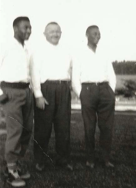 Pelé, José Sbeghen e Dondinho no terreiro de café da Fazenda São João, em 1962. Foto: Jornal da Cidade - Bauru, enviada por Luciano Dias Pires