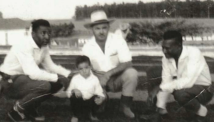 No centro, João Sbeghen Neto e seu filho Zezinho entre Pelé e Dondinho, no terreiro de café da Fazenda São João, em 1962. Foto: Jornal da Cidade - Bauru, enviada por Luciano Dias Pires