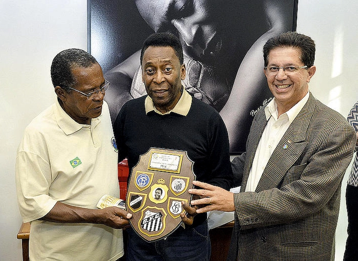 Pelé, ao lado do ex-ponta-esquerda Paraná e Pedrinho de Souza, do Panathlon Club Sorocaba, em 2013, ocasião em que o Rei foi homenageado pelo Panathon. Foto: panathlonsorocaba.com.br