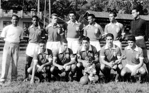 Da esquerda para a direita, em pé: Massagista, Salvador, Bira, Silvio, Calvet (ex-Santos), Ataíde, Danga e Célio. Agachados: Calvet (ex-Internacional), Max, Juarez, Solis e Saulzinho. Foto enviada por Luiz Carlos Ferreira