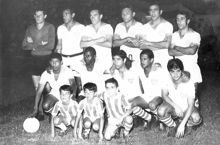 Da esquerda para a direita, em pé: Plínio, Danúbio, Selmar, Geraldo, Ismael e Zé Roberto. Agachados: Toninho, Carlinhos, Abílio, Amarante e Saulzinho. Foto enviada por Luiz Carlos Ferreira