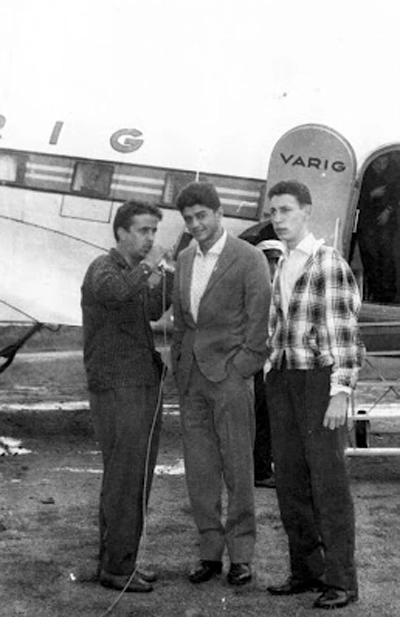 Saulzinho (ao centro) chegando ao Rio de Janeiro, contratado pelo Vasco da Gama e já paparicado por repórter local. Foto enviada por Luiz Carlos Ferreira