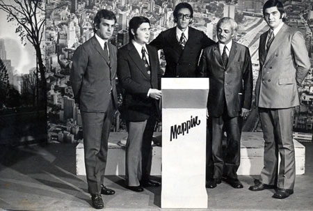 Em 1972: com produção de Fernando Vieira de Mello, da Rádio Jovem Pan, a TV Record, canal 7, apresentava o jornal Mappin Movietone. Da esquerda para direita,  Realy Júnior, Antonio Del Fiol, Ney Gonçalves Dias, Barbosa Lima e Afanázio Jasadji