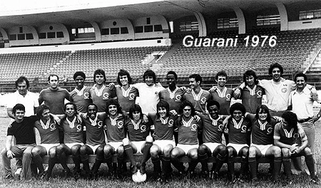Esta foto do Guarani foi tirada em janeiro de 1976 e o fotógrafo foi José Pinto, da Revista Placar. Em pé: Cidinho (Alcides Romano - ex-zagueiro do Guarani e Paulista - era o preparador físico. Ainda hoje trabalhando nas divisões de base do Guarani), Diede José Gomes Lameiro (treinador), Davi (jogou no Vitória-BA), Gilberto (zagueiro que depois jogou no Flamengo-RJ e União Barbarense), Nelson(ex-zagueiro do Flamengo-RJ e Náutico-PE - nada de 
