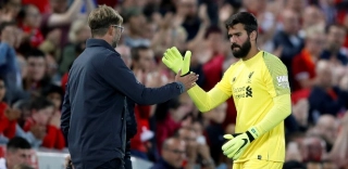 Zerado no gol do Liverpool, Alisson diz que rúgbi agiliza adaptação