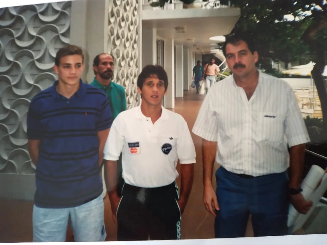 Em 1991, em Miami, durante a Copa Pelé. Braylei, Osni e Marcos Falopa. Atrás, de camisa verde, Mário Sérgio. Foto arquivo pessoal de Marcos Falopa