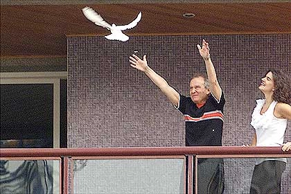 Em 2002, na varanda de seu apartamento, ao lado da esposa Patricia Olivetto, soltando uma pomba branca, após ter ficado 53 dias sequestrado. Foto: Évelson Freitas/Folha Imagem/UOL 