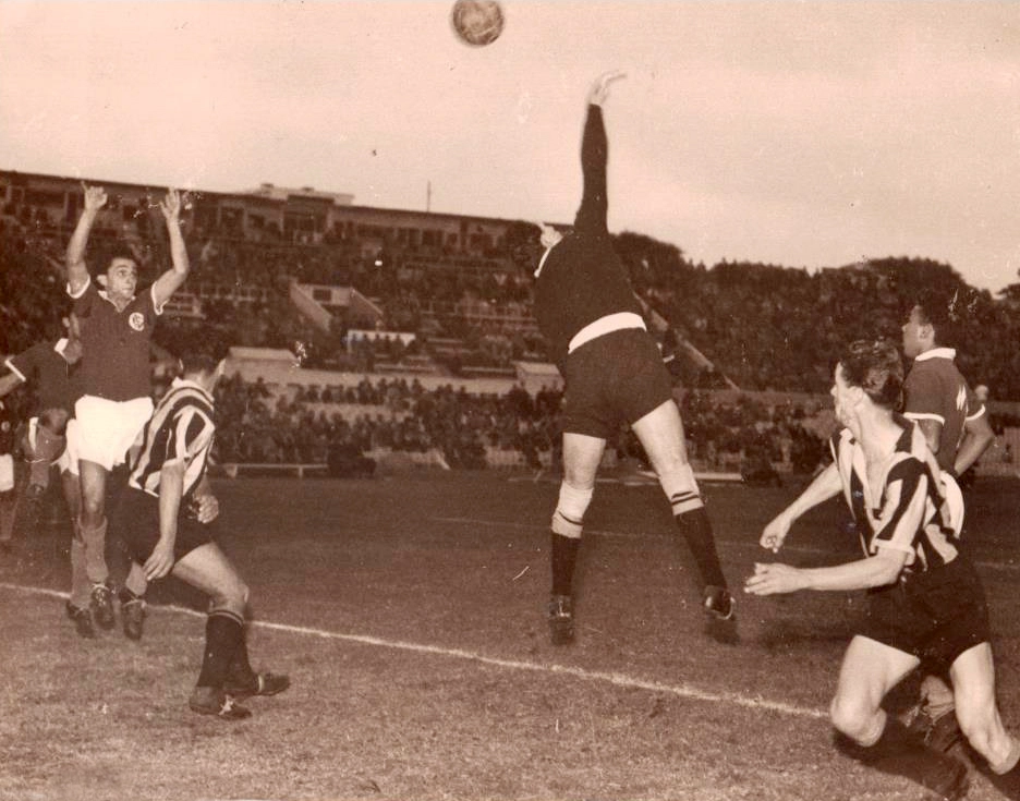Em 1955, no Uruguai, partida disputada no Estádio Centenário de Montevideo. Duelo de muitos gols com Peñarol 3 x 3 Internacional-RS. Larry, de braços levantados, marcou dois dos três gols colorados. Foto: História do Sport Club Internacional