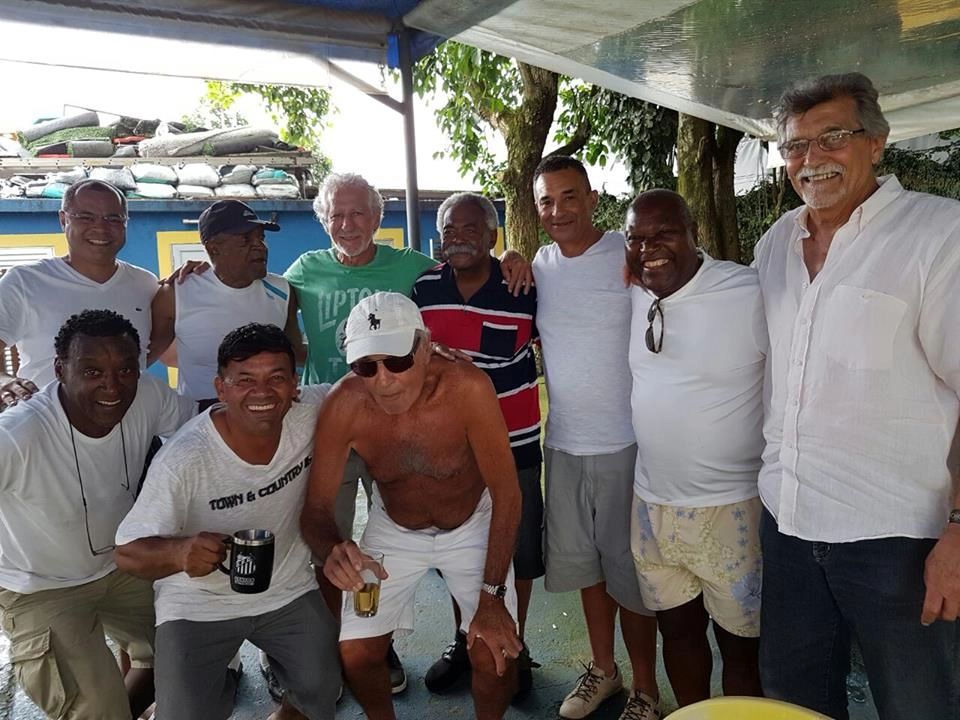 Amigos reunidos em Santos, em dezembro de 2016. Em pé, da esquerda para a direita, o segundo é Dorval. Depois dele estão Arouca, Coutinho, Joãozinho, Edu e Carlos Prieto (o Gigi). Agachados: Borracha, pessoa não identificada e Maneco. Foto enviada por Carlos Prieto