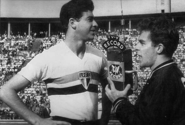 No Pacaembu lotado na década de 50, o altivo Mauro Ramos de Oliveira é entrevistado por Silvio Luiz, então repórter da TV Record, com seu 