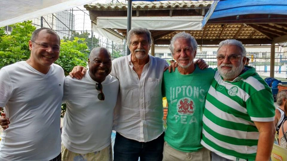 Amigos reunidos em Santos em dezembro de 2016. O segundo é Edu. Depois dele estão Carlos Prieto (Gigi), Arouca e o empresário José Fernandes, dono da Satel e Bellcar. Foto enviada por Carlos Prieto 