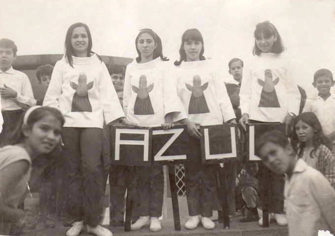 As meninas, em pé, da esquerda para a direita: Leda Macedo, Mirtes Martiniano, Lourdinha Carvalho (a síndica do único prédio de Muzambinho, em 2010 - o Edifício Carmen Fernandes Neves) e Liana Abdala Ribeiro. O menino que está atrás, entre Lourdinha e Liana é Dimas o 