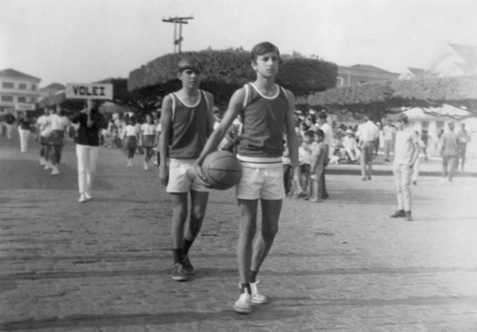 Linquuinho também participava do time de basquete da escola