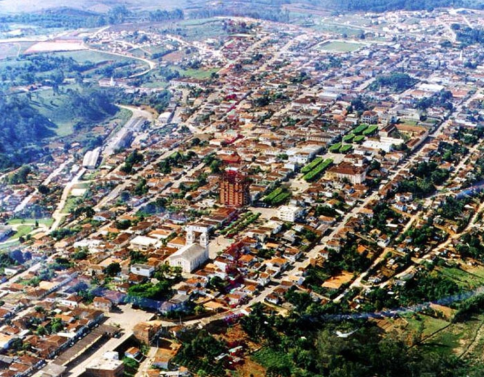 Veja Muzambinho em imagem aérea. No meio, podemos ver o prédio em construção, que já está pronto. A foto foi enviada por Marcão Cerávolo