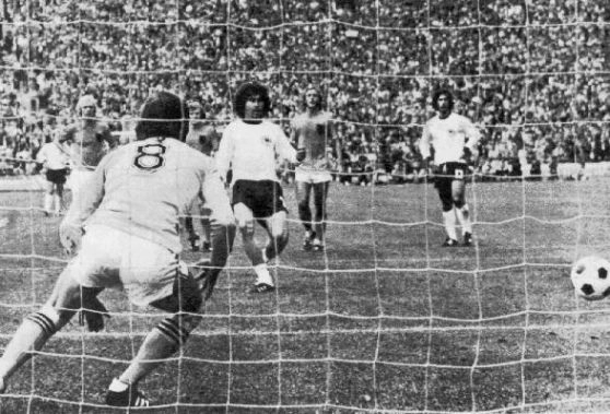 Esta foto é do gol de empate, na decisão entre Alemanha e Holanda. Breitner fez o gol de empate. No final, os alemães foram venceram por 2 a 1 e foram campeões do mundo.