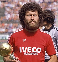 Em 1981, o lateral recebeu a bola de ouro como o melhor jogador europeu.