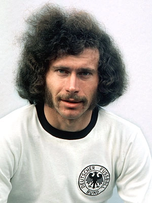 Além do grande futebol, o cabelo era uma outra marca registrada de Paul Breitner.