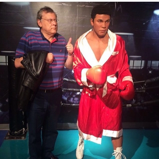 Milton no Museu de Cera Madame Tussauds, em Nova York, ao lao do muito bem feito boneco de Muhammad Ali, em dezembro de 2016